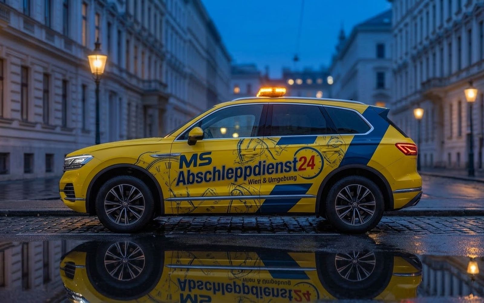 Einsatzfahrzeug von MS Abschleppdienst24 auf einer Wiener Straße in der blauen Stunde
